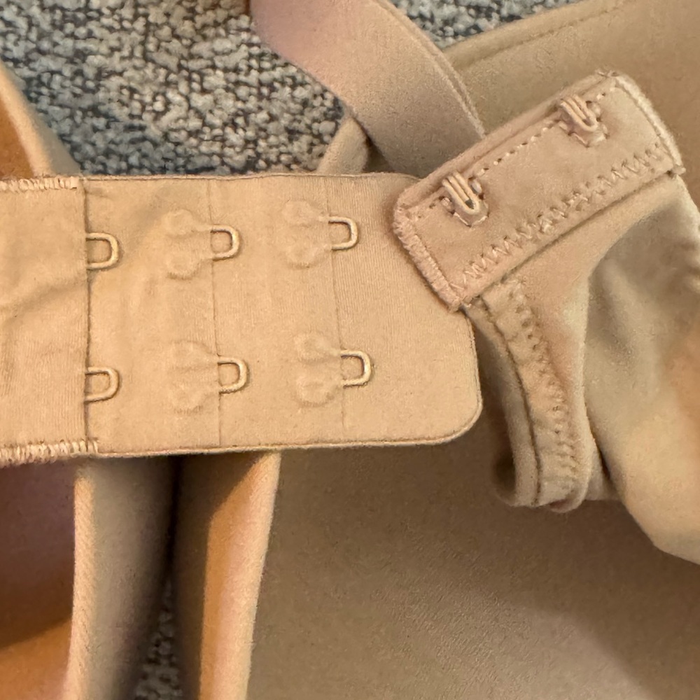 SKIMS Classic Tan Bra - Picture 5 of 6